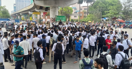  রাস্তা ছাড়েনি পলিটেকনিকের শিক্ষার্থীরা, সাতরাস্তায় তীব্র যানজট