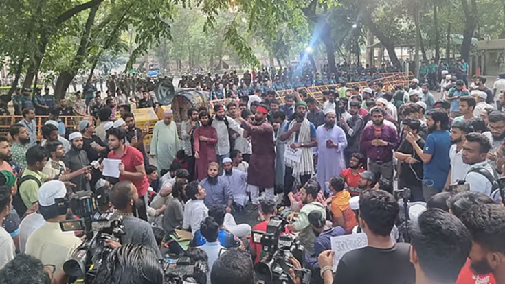 রাত পেরিয়ে সকাল, আ.লীগকে নিষিদ্ধের দাবিতে এখনো যমুনার সামনে বিক্ষোভ