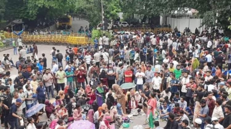  কাকরাইল মোড়ে অবস্থান জগন্নাথের আন্দোলনকারীরা