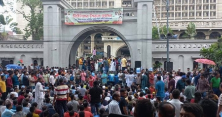‘ব্লকেড’ কর্মসূচি চলছে, উত্তাল নগর ভবন এলাকা