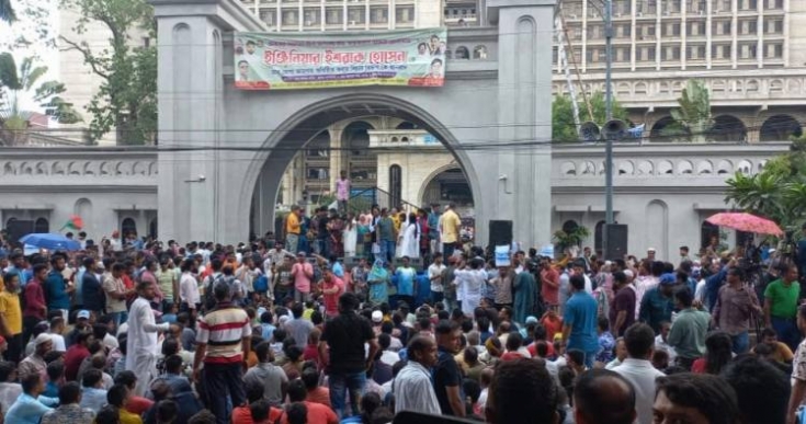 ‘ব্লকেড’ কর্মসূচি চলছে, উত্তাল নগর ভবন এলাকা
