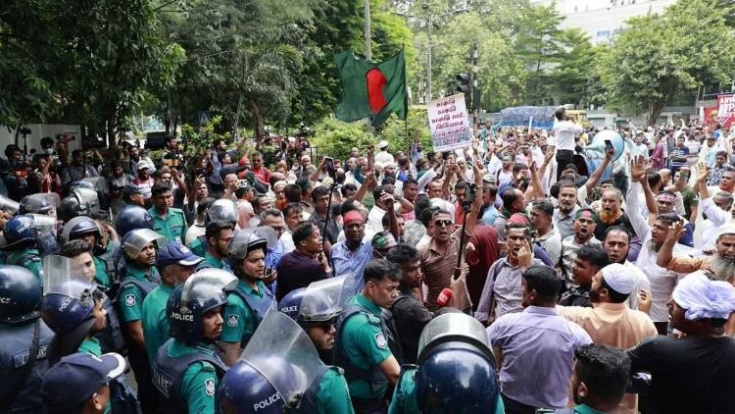কাকরাইল থেকে শহীদ মিনারে চাকরিচ্যুত বিডিআর সদস্যরা 