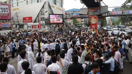 সচিবালয়ের পথে লংমার্চে শিক্ষার্থীরা