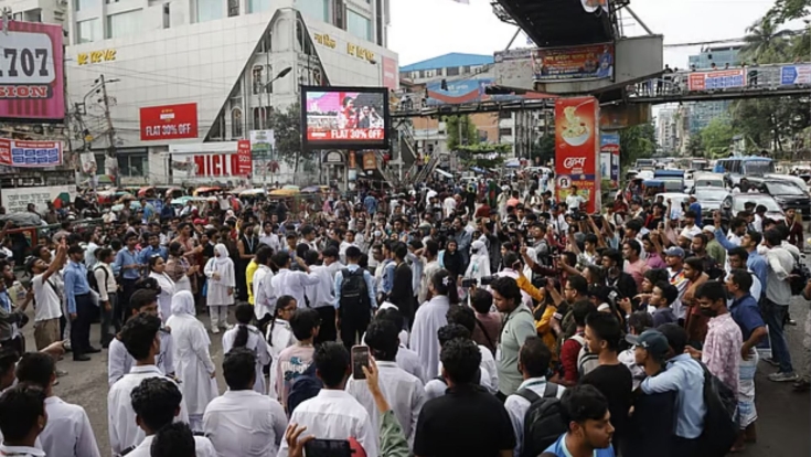 সচিবালয়ের পথে লংমার্চে শিক্ষার্থীরা
