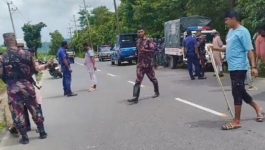 টেকনাফে বাসে হামলা, বিকাশকর্মীদের কাছ থেকে কোটি টাকার কাছাকাছি অর্থ ছিনতাইয়ের অভিযোগ
