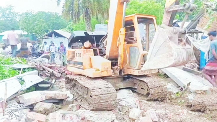 প্রথম স্ত্রীকে নিয়ে মালয়েশিয়ায় স্বামী, ক্ষোভে ভেকু দিয়ে বাড়ি ভাঙার অভিযোগ দ্বিতীয় স্ত্রীর পরিবারের বিরুদ্ধে