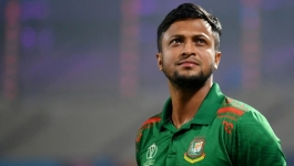 সাকিব আল হাসানের মাগুরার বাড়িতে পেট্রোল বোমা ও ইটপাটকেল নিক্ষেপের অভিযোগ