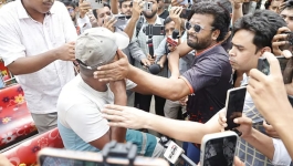 ধানমন্ডি ৩২-এ ‘জয় বাংলা’ স্লোগান ও সিঙারা বিতরণের অভিযোগে মারধর, আটক ২