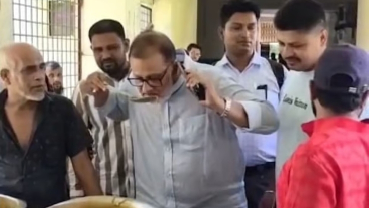 হাসপাতালে রোগীদের খাবারে তেলাপোকা থাকার অভিযোগ, খাবার শুঁকে বিতর্কে বিএনপি নেতা