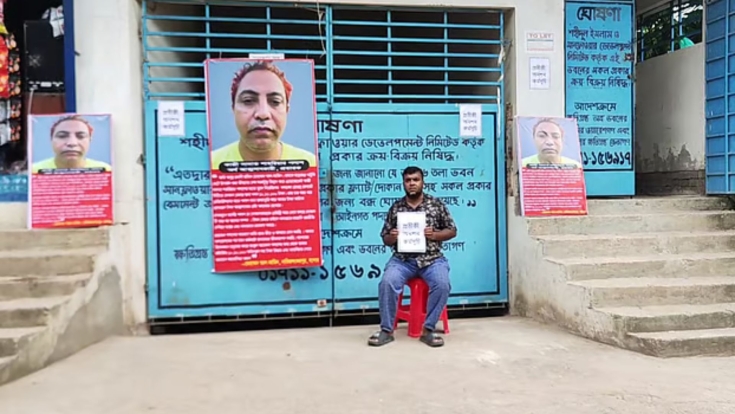যশোরে পাওনা টাকা না পেয়ে দেনাদারের বাড়ির সামনে অনশন