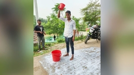 দুধ দিয়ে গোসল করে যুবকের ঘোষণা, ‘অনেক কষ্ট পেয়েছি, ভালোবাসা থেকে সরে আসছি’