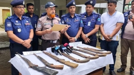অটোরিকশায় পলিথিনে মোড়ানো ৮ আগ্নেয়াস্ত্র, দুজন গ্রেপ্তার