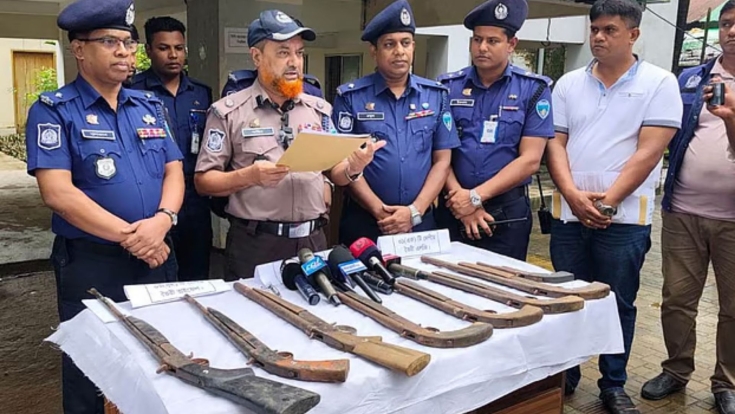 অটোরিকশায় পলিথিনে মোড়ানো ৮ আগ্নেয়াস্ত্র, দুজন গ্রেপ্তার