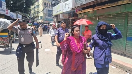 রাজবাড়ীতে পুলিশের সামনে নারী ব্যবসায়ীকে লাঞ্ছিতের অভিযোগ, ফেসবুকে ভিডিও
