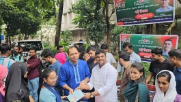 ঢাবিতে ৪৮ টাকায় বই ও গাছ উপহার দিয়ে বিএনপির প্রতিষ্ঠাবার্ষিকী পালন
