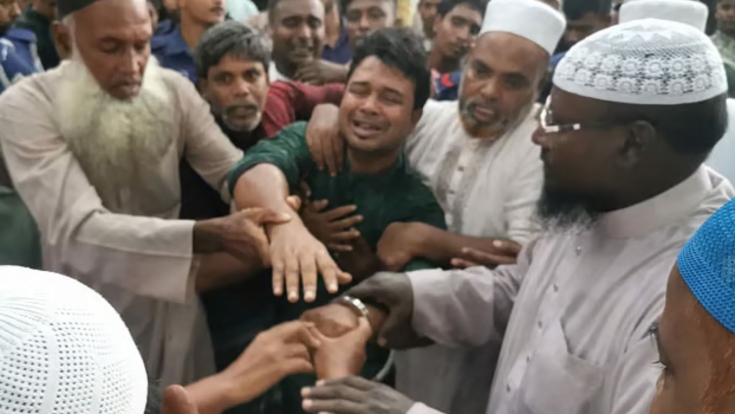 জয়পুরহাটে হাতকড়া পরেই মায়ের জানাজায় স্বেচ্ছাসেবক লীগ নেতা