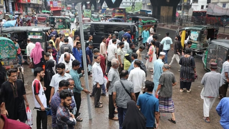 ভাড়া বাড়ানোর দাবিতে চট্টগ্রামে ৩ নম্বর রুটের মিনিবাস বন্ধ, ভোগান্তিতে যাত্রীরা