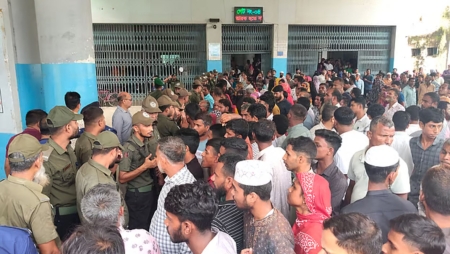 বগুড়া মেডিকেলের বহির্বিভাগ বন্ধ, রোগী-স্বজনদের বিক্ষোভ
