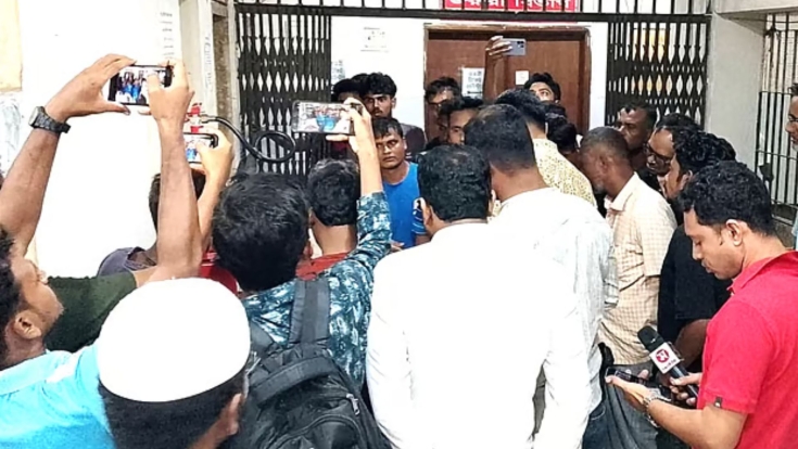 নাটোরে বৃষ্টির সুযোগে চেম্বারে ঢুকে হোমিও চিকিৎসককে কুপিয়ে হত্যা