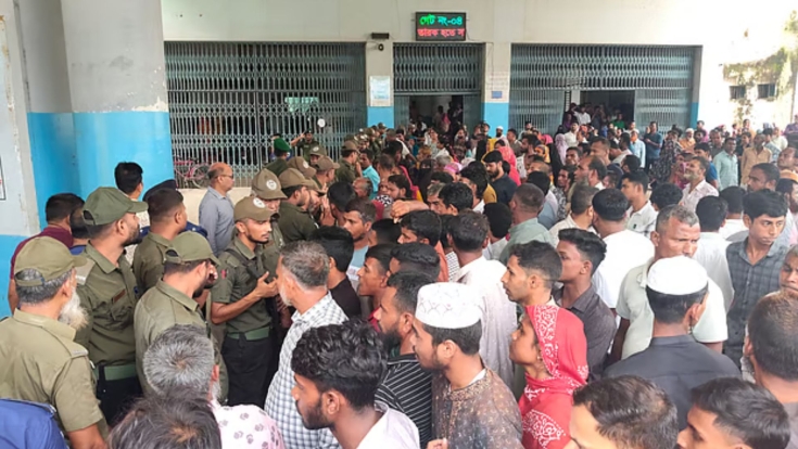 বগুড়া মেডিকেলের বহির্বিভাগ বন্ধ, রোগী-স্বজনদের বিক্ষোভ