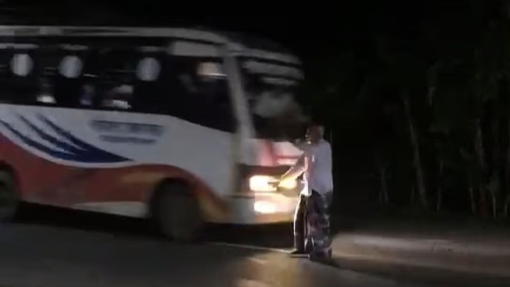 দুই হাত তুলে রাস্তা পার হওয়ার সময় বাসের ধাক্কায় প্রাণ গেল রতনের