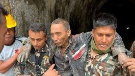 নেপালে ১০ দিন পর সুড়ঙ্গ থেকে জীবিত উদ্ধার চীনা নাগরিক