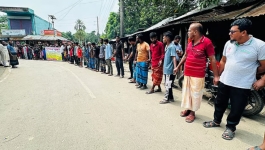 বিষ খাইয়ে গৃহবধূকে হত্যার অভিযোগ, স্বামী-শ্বশুরের বিচারের দাবিতে মানববন্ধন