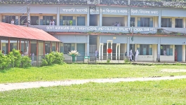 ১৭ বছর ধরে বিদ্যালয়ের শিক্ষকদের দিয়েই চলছে কলেজ শাখা