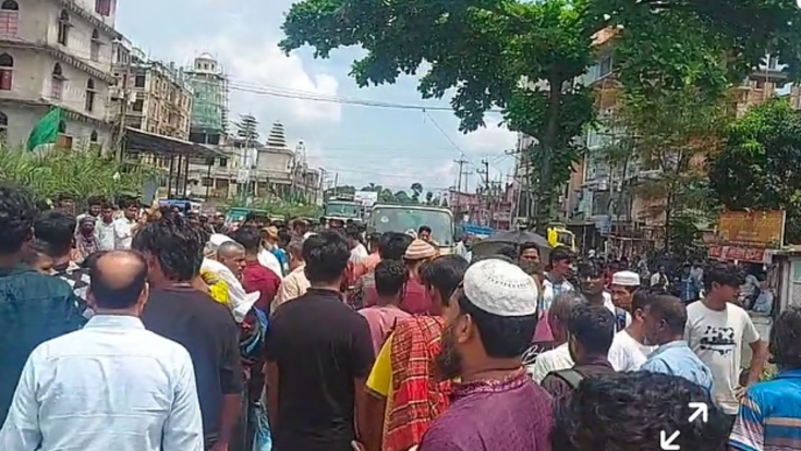 ইটবোঝাই ট্রাকের চাপায় সাবেক ইউপি সদস্য নিহত, বিক্ষুব্ধ জনতার সড়ক অবরোধ