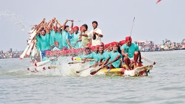 হাওরে জমজমাট নৌকাবাইচ, সুরমা নদীতে হাজারো দর্শকের ভিড়