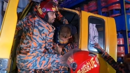 এক্সপ্রেসওয়েতে দুর্ঘটনায় ট্রাকে আটকা চালক, জীবিত উদ্ধার