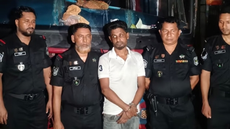 বাসে উঠে ডাকাতের কবলে, ছুরি ধরে চাওয়া হলো ৫ লাখ টাকা