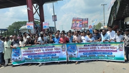মানিকগঞ্জে সেলফি পরিবহনের রুট পারমিট বাতিলের দাবিতে বিক্ষোভ