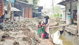 পুরো সড়ক বন্ধ করে নির্মাণকাজ, দুর্ভোগে স্থানীয় বাসিন্দারা