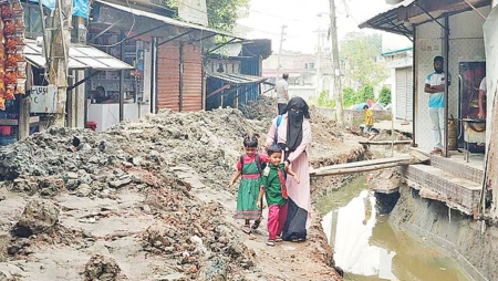 পুরো সড়ক বন্ধ করে নির্মাণকাজ, দুর্ভোগে স্থানীয় বাসিন্দারা