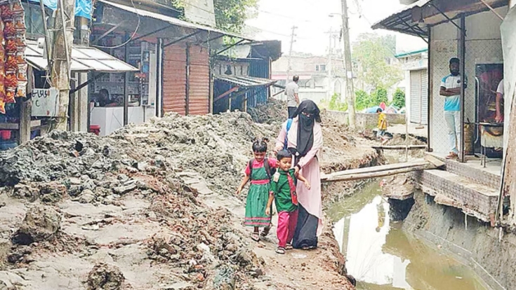 পুরো সড়ক বন্ধ করে নির্মাণকাজ, দুর্ভোগে স্থানীয় বাসিন্দারা