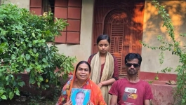 ঈশা আর ফিরবে না, মেয়ের ছবি বুকে নিয়ে কাঁদছেন মা