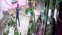 অস্ত্র তাক করে হামলা-ভাঙচুর, ভিডিও ছড়িয়ে পড়েছে সামাজিক মাধ্যমে