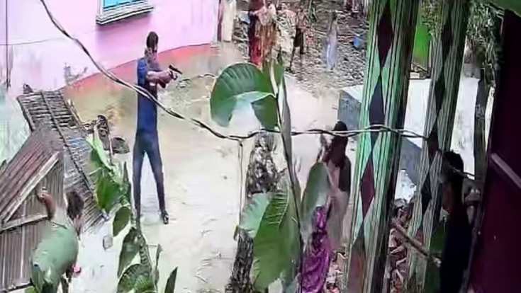 অস্ত্র তাক করে হামলা-ভাঙচুর, ভিডিও ছড়িয়ে পড়েছে সামাজিক মাধ্যমে