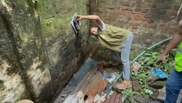 ‘ঘরে মশার জন্য দাঁড়ানো যায় না’, পরিচ্ছন্নতা নিয়ে কর্মকর্তার প্রশ্নে বাসিন্দার পাল্টা জবাব