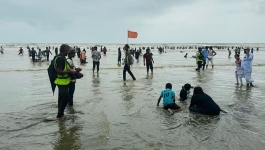 সাগরে গোসলে নেমে ভেসে গেলেন তিন পর্যটক, একজনের মৃত্যু; দুজন উদ্ধার