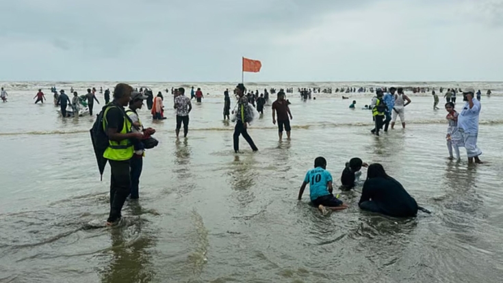 সাগরে গোসলে নেমে ভেসে গেলেন তিন পর্যটক, একজনের মৃত্যু; দুজন উদ্ধার