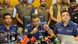 ফোন ছিনিয়ে নেওয়ার সময় বাধা দেওয়ায় লাঠি দিয়ে অপ্রতিমের মাথায় আঘাত