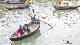বুড়িগঙ্গার দুই পাড়েই চাঁদা, দিনে ১৫০ টাকা পর্যন্ত দেন মাঝিরা