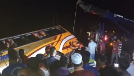 পটুয়াখালীতে বাসের চাপায় অটোরিকশা খাদে, মা-মেয়েসহ নিহত ৪