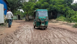 ব্রাহ্মণবাড়িয়ায় সড়কের দুর্ভোগ ‘সইতে’ না পেরে মাইকিং, তবু বেহাল