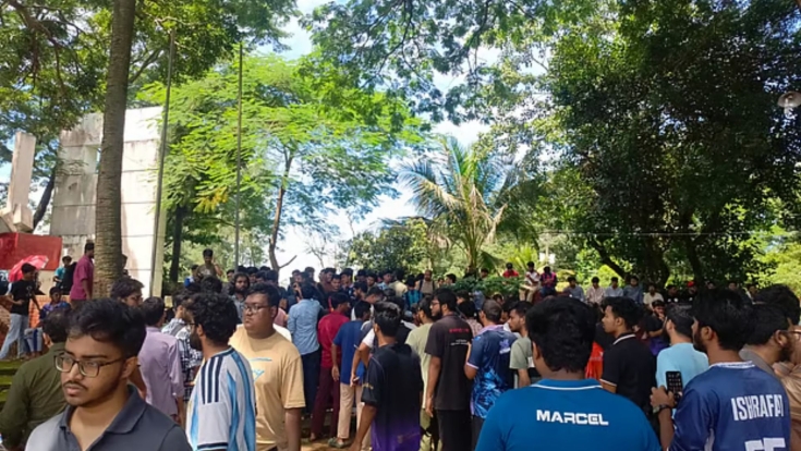 চুয়েটে ফটক বন্ধ করে শিক্ষার্থীদের বিক্ষোভ, চলছে গণস্বাক্ষর কর্মসূচি