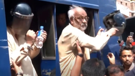 ‘আমি আওয়ামী লীগার না’ বলে আদালত চত্বরে হেলমেট ছুড়ে ফেললেন আখতারুজ্জামান