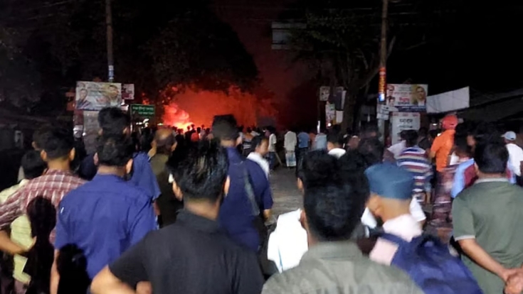 বাসের টিকিট বিক্রি নিয়ে বিরোধ, দুই পক্ষের সংঘর্ষ ও ককটেল বিস্ফোরণ, আহত ১০