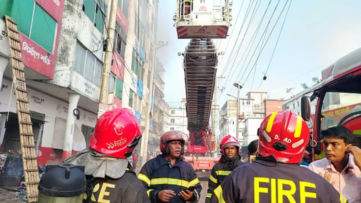 গাজীপুরে সোয়েটার কারখানায় আগুন, নিয়ন্ত্রণে কাজ করছে ৯ ইউনিট